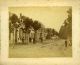 Rozendaalselaan, ca. 1890  Het tweede pand is het oude postkantoor, later verplaatst naar de Hoofdstraat hoek Rozendaalselaan. De foto is ongeveer genomen op het kruispunt met de Wilhelminastraat. Het hoge huis, waar de twee vrouwen in de deur